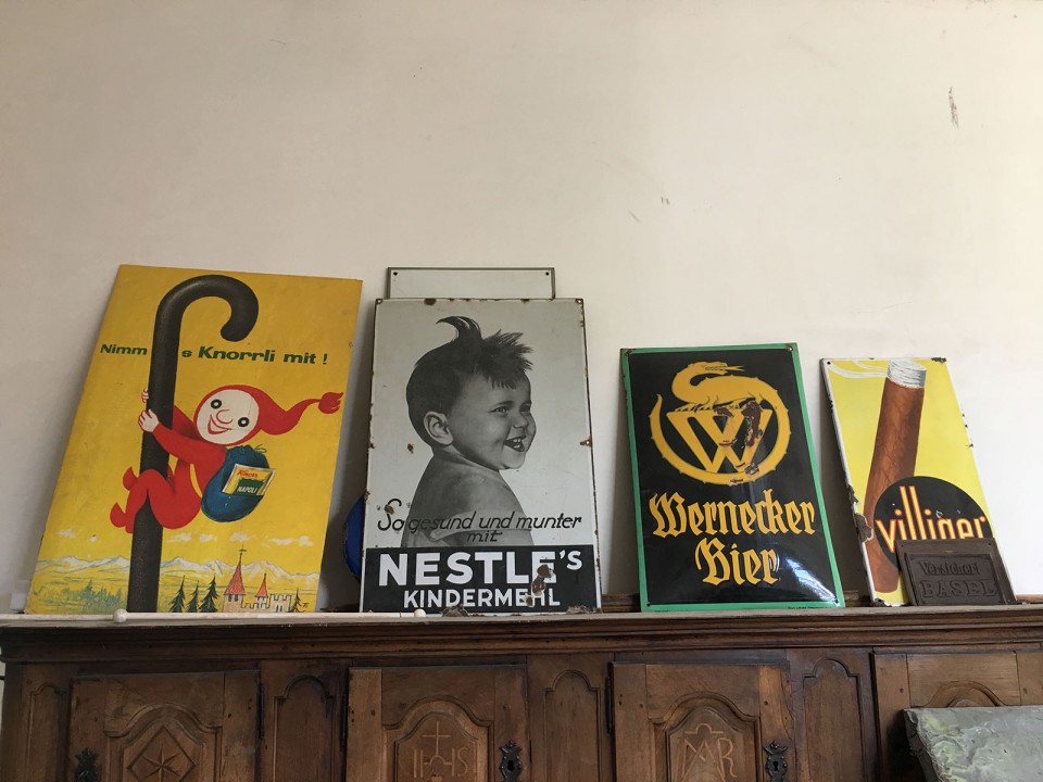 Diverse alte Emailschilder